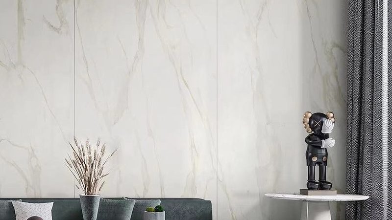 背景墙材料之选：岩板与瓷砖的对比